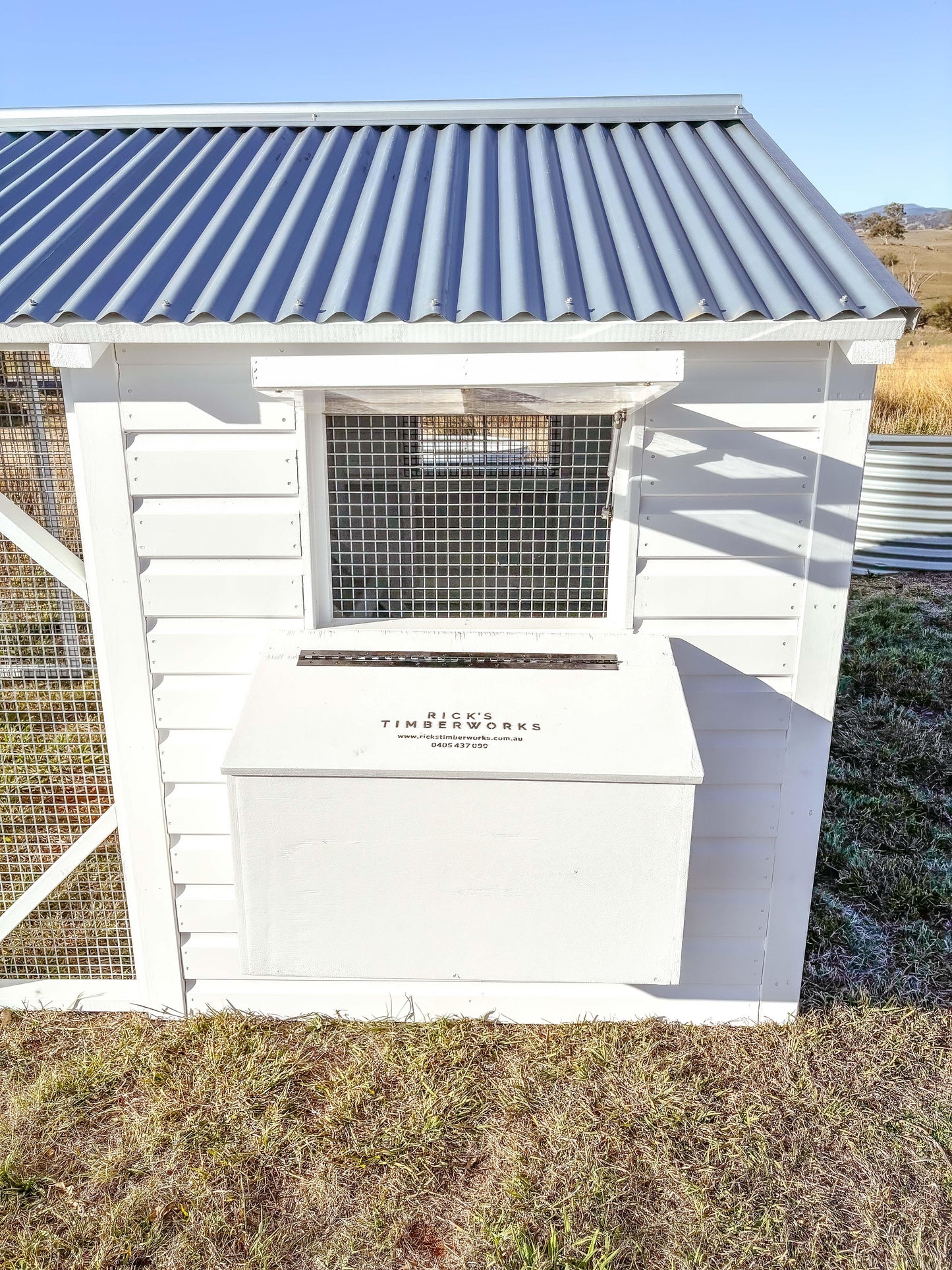 Deluxe Hamptons Hen House