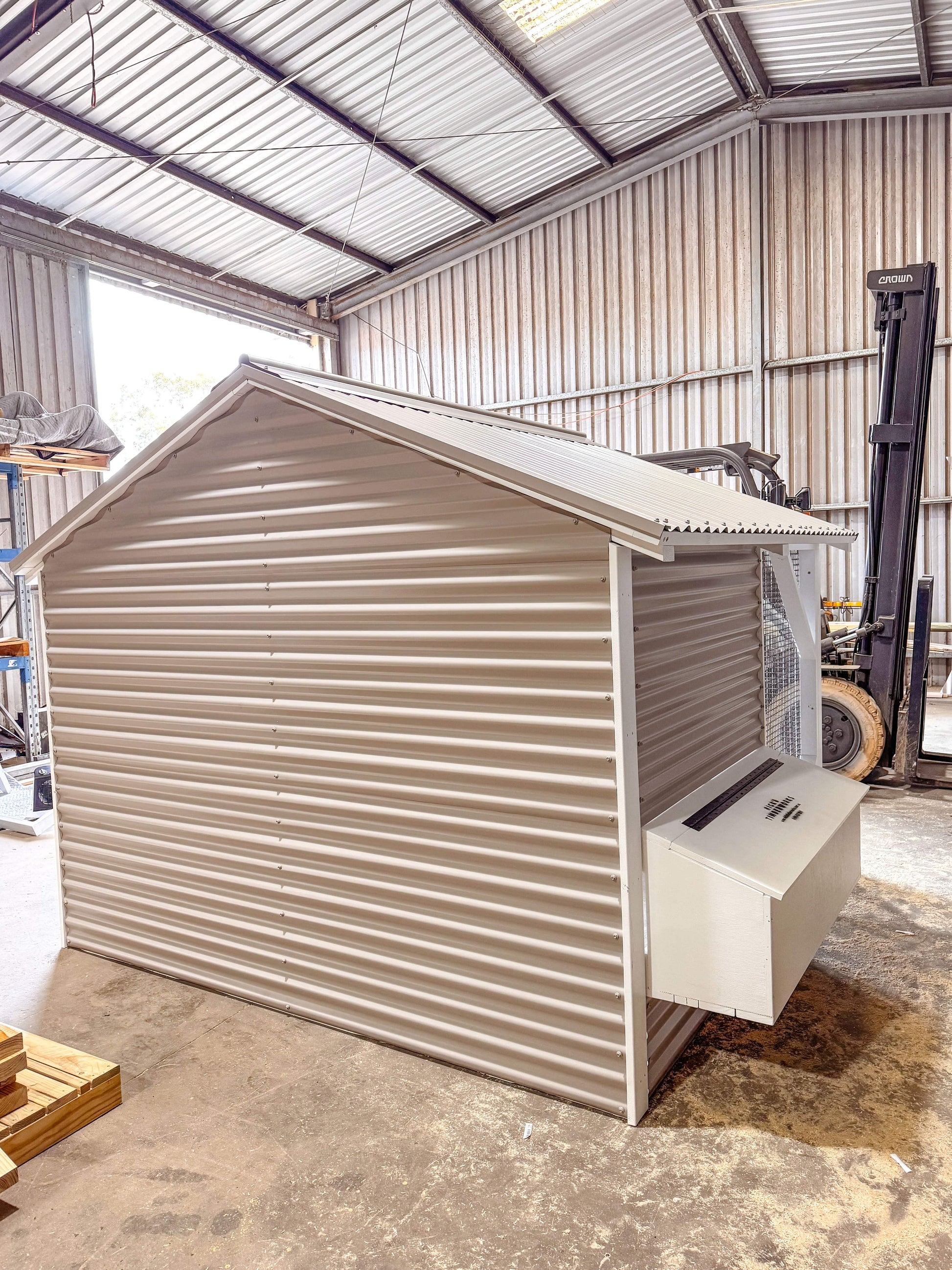 Exterior nesting box can be on either side.